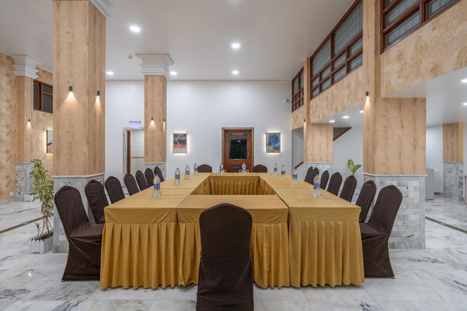 Hotel Apex Сурат Экстерьер фото