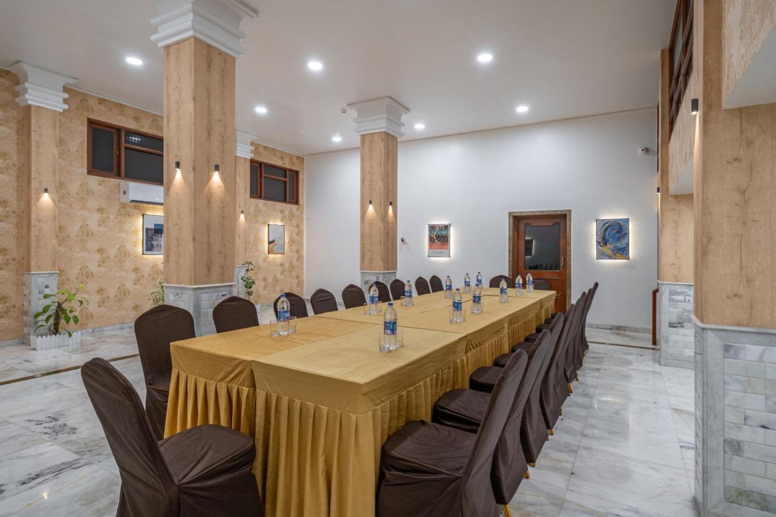 Hotel Apex Сурат Экстерьер фото