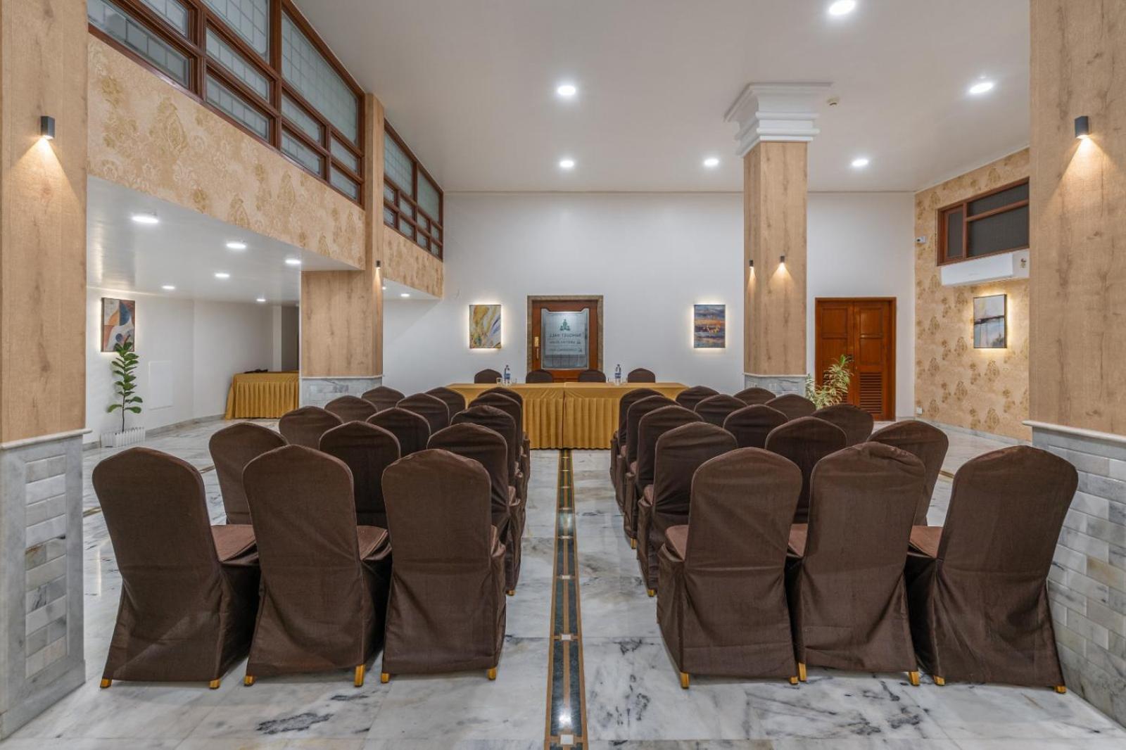 Hotel Apex Сурат Экстерьер фото