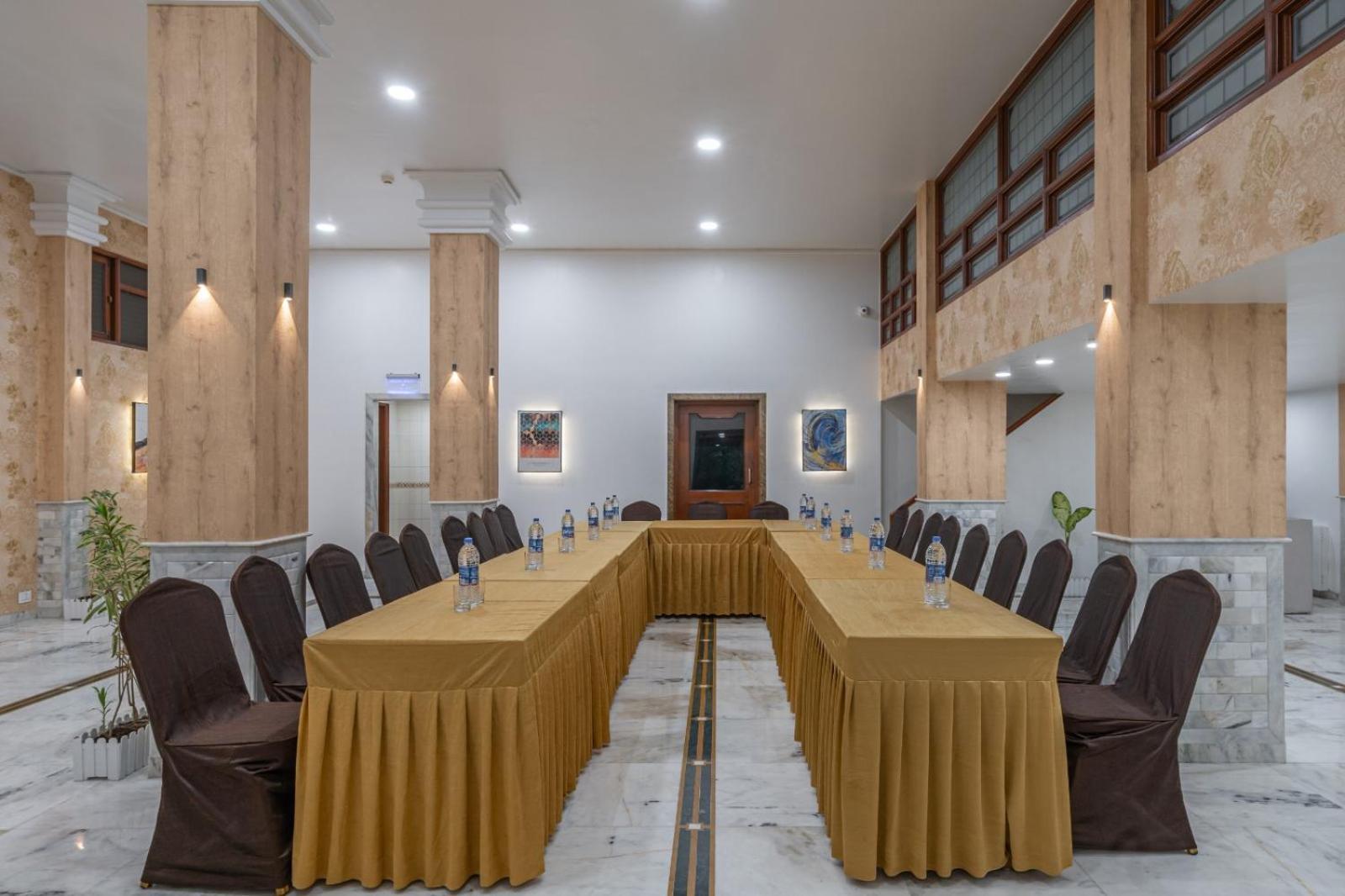 Hotel Apex Сурат Экстерьер фото
