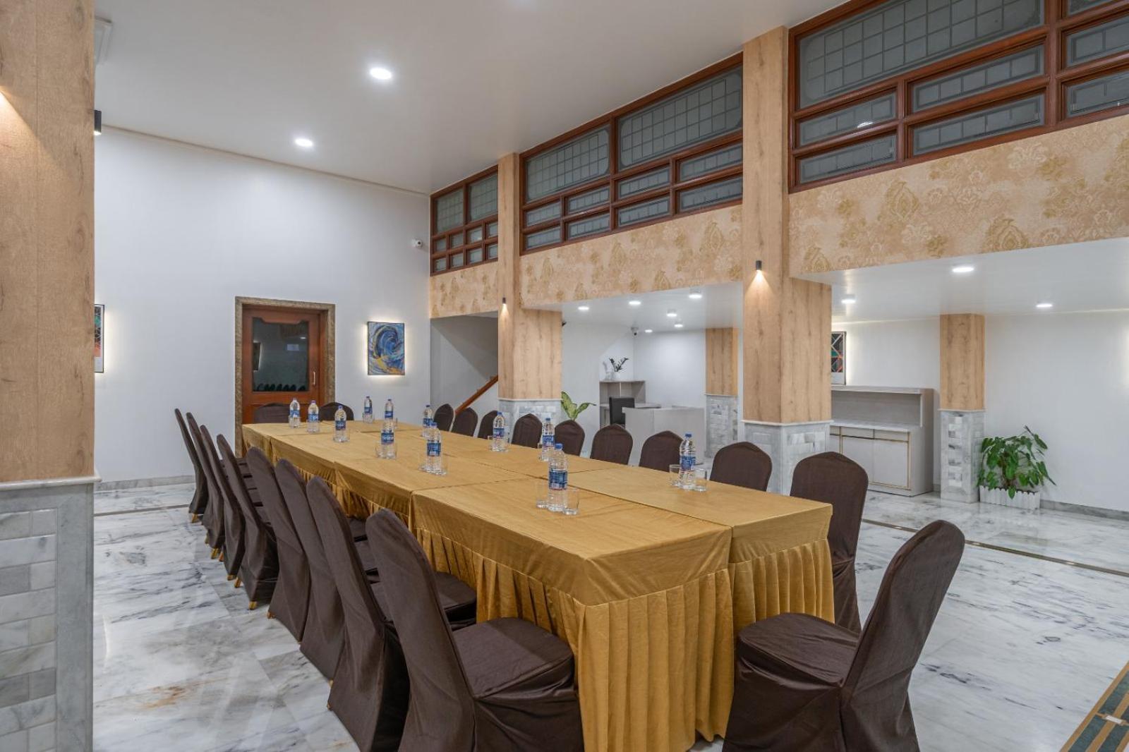 Hotel Apex Сурат Экстерьер фото