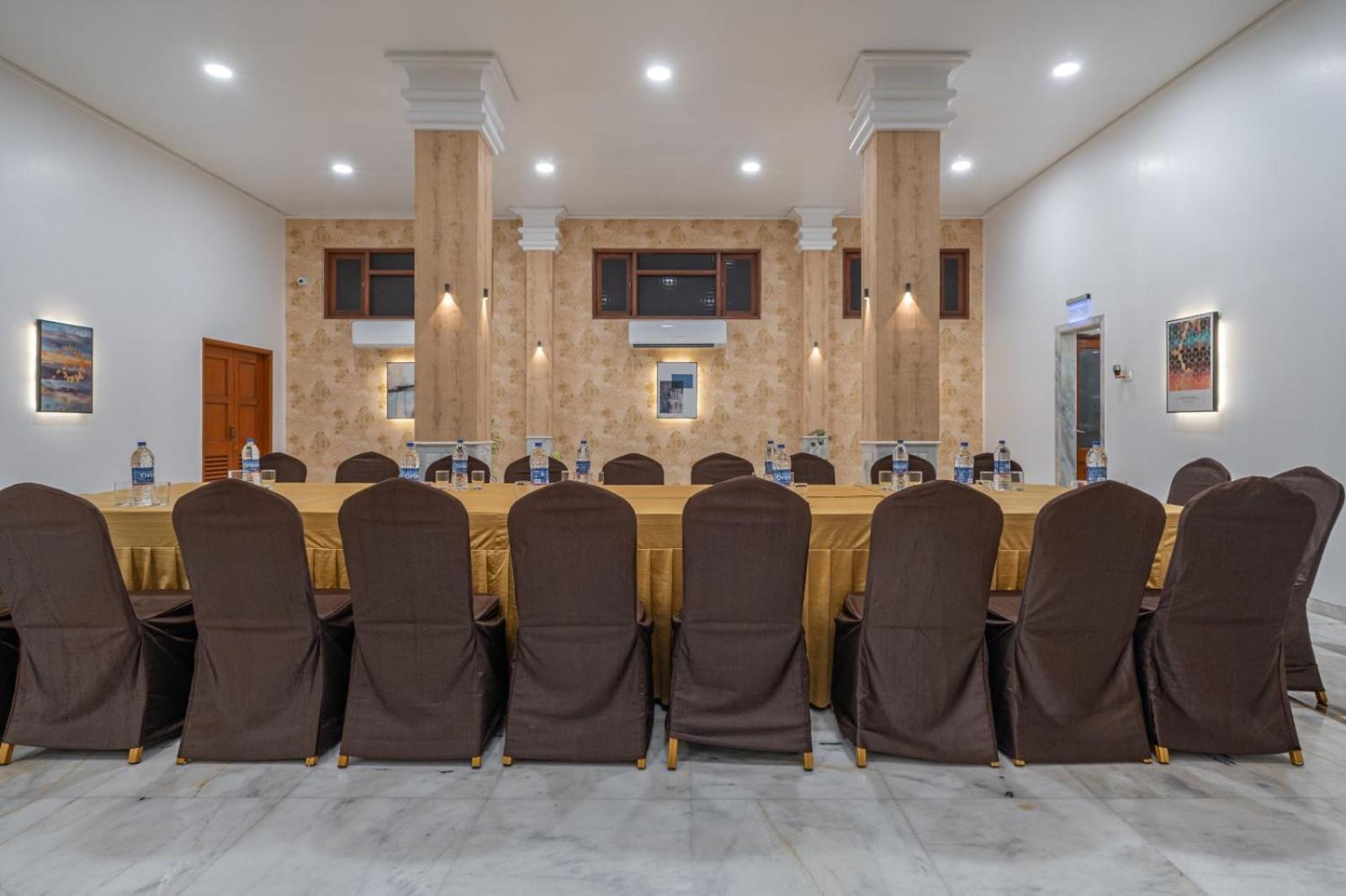 Hotel Apex Сурат Экстерьер фото