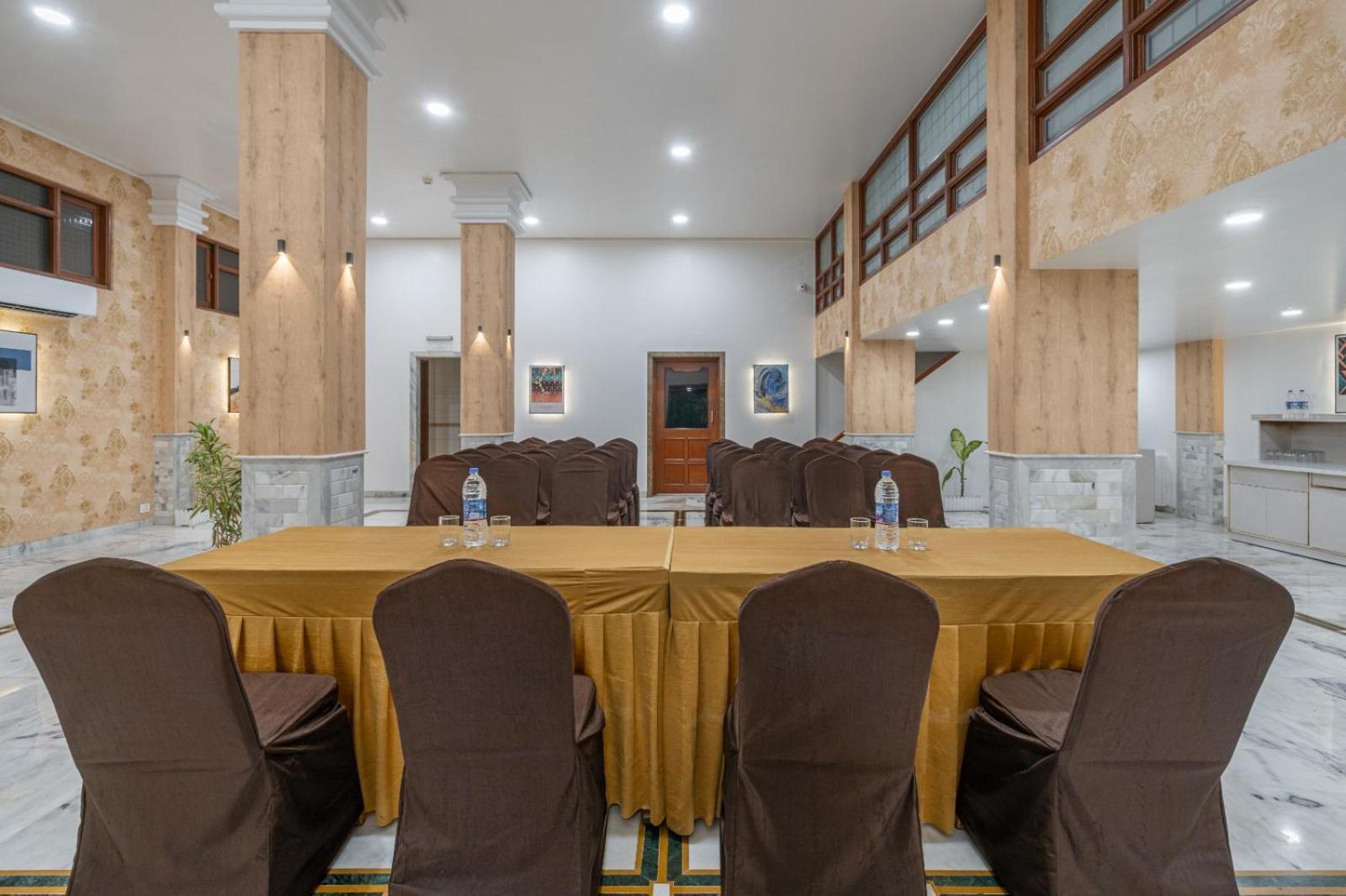 Hotel Apex Сурат Экстерьер фото