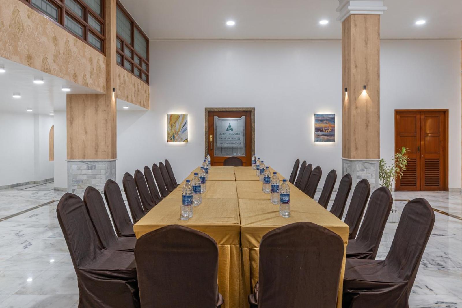 Hotel Apex Сурат Экстерьер фото