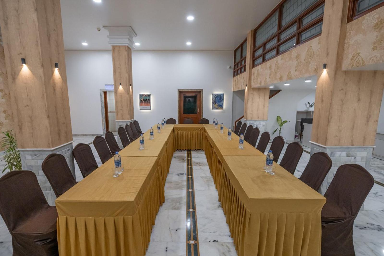 Hotel Apex Сурат Экстерьер фото