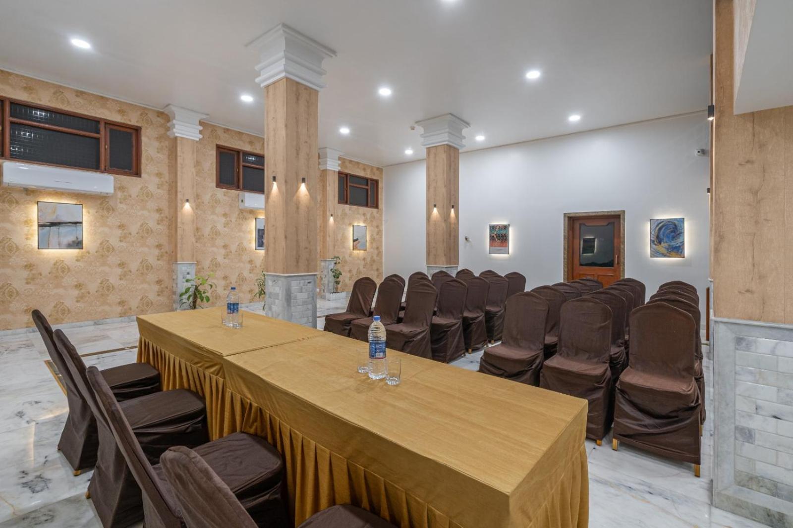 Hotel Apex Сурат Экстерьер фото