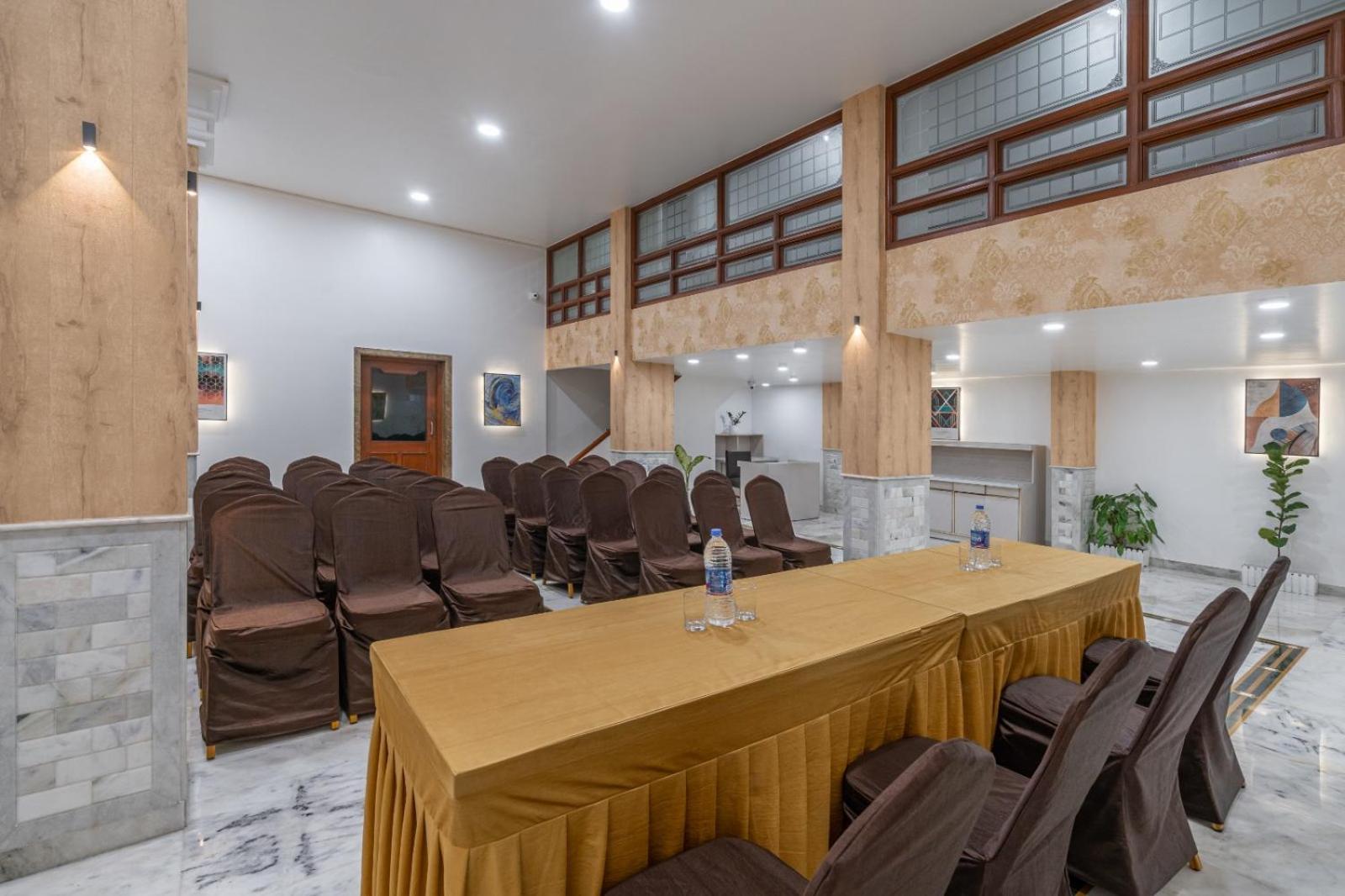 Hotel Apex Сурат Экстерьер фото