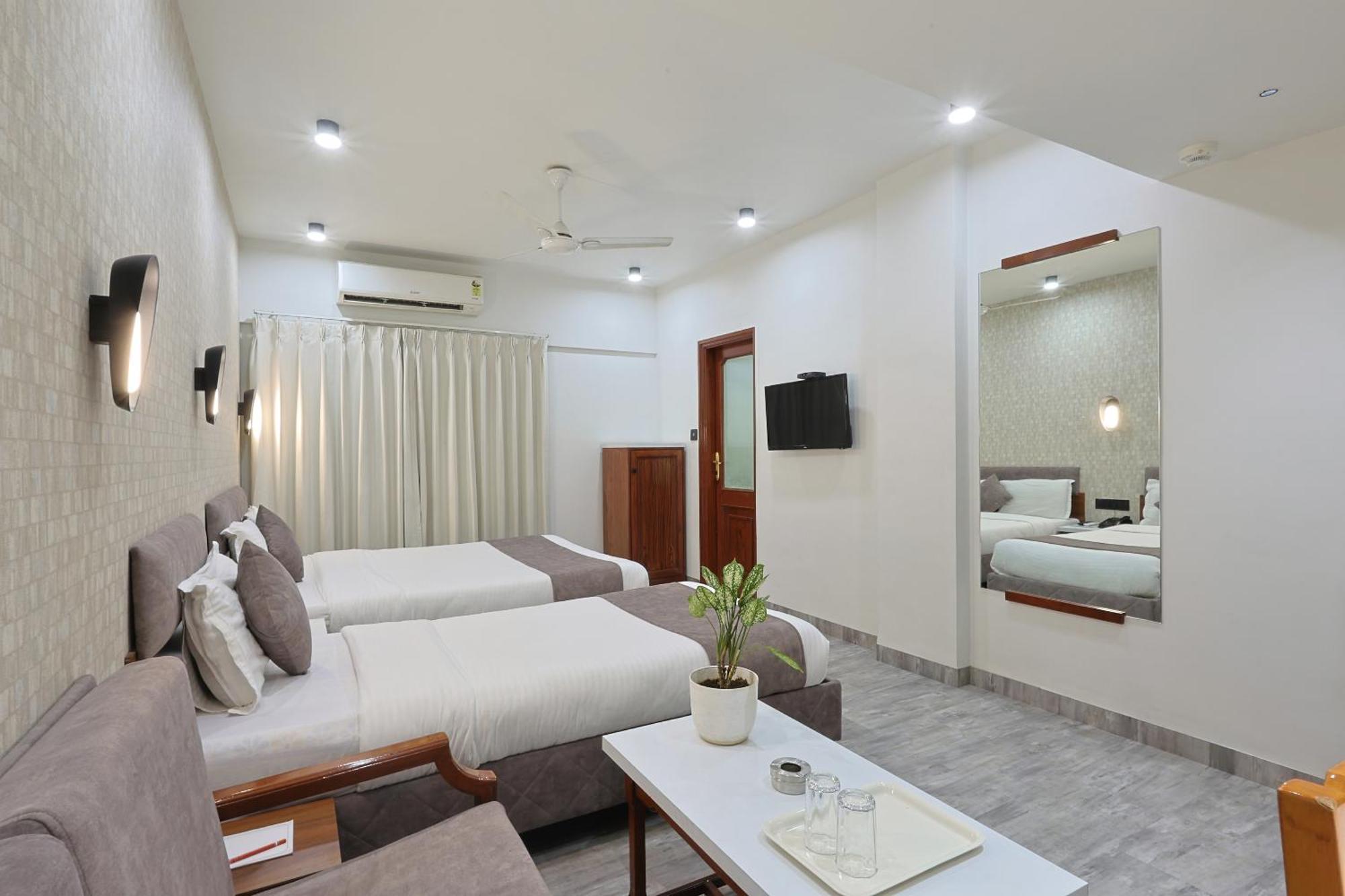 Hotel Apex Сурат Экстерьер фото