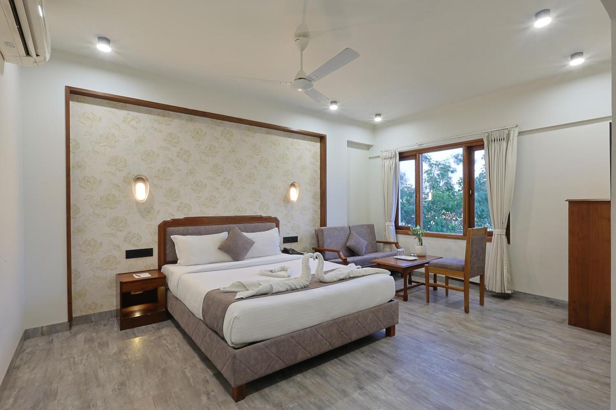 Hotel Apex Сурат Экстерьер фото