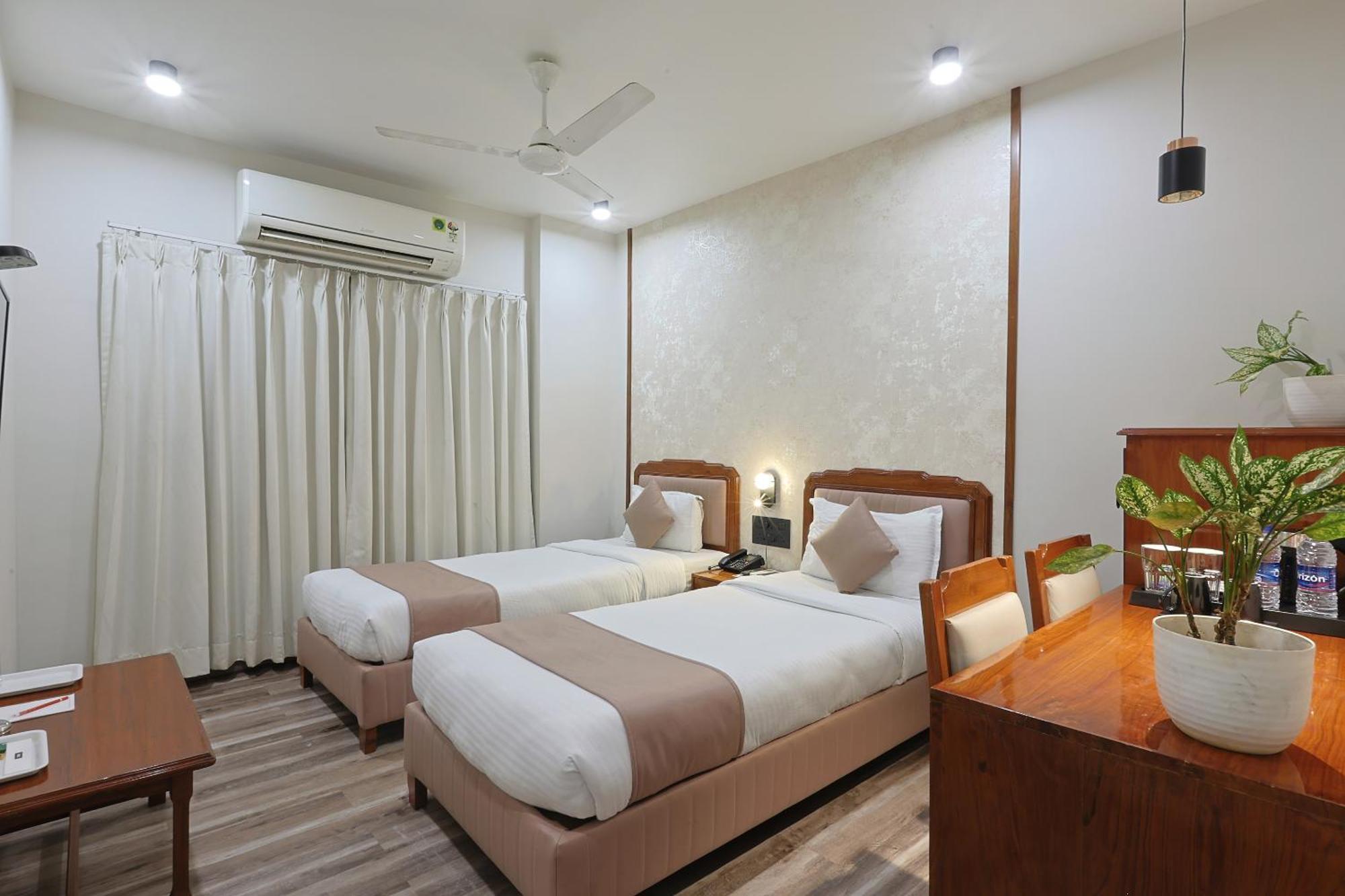 Hotel Apex Сурат Экстерьер фото
