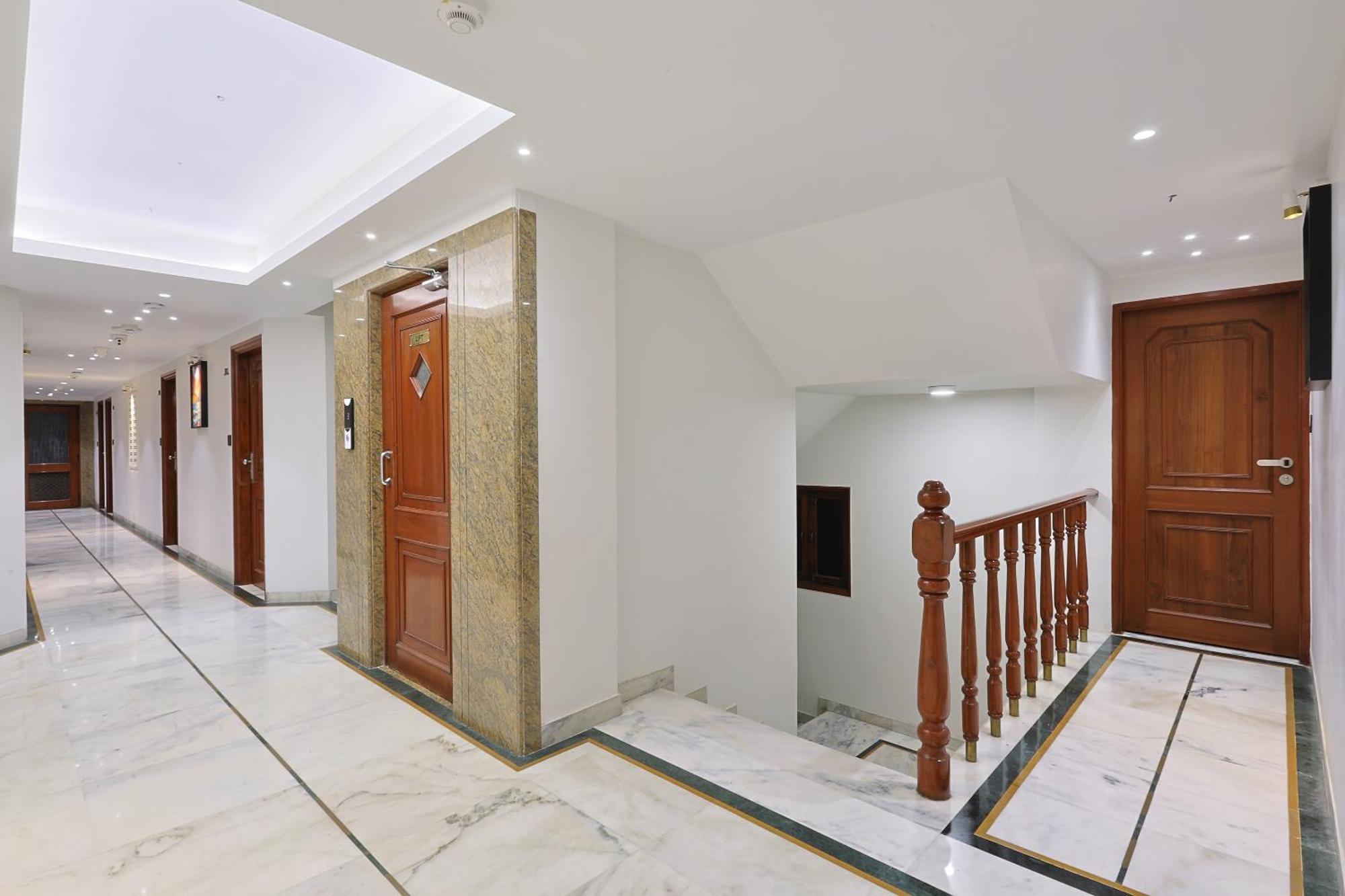 Hotel Apex Сурат Экстерьер фото
