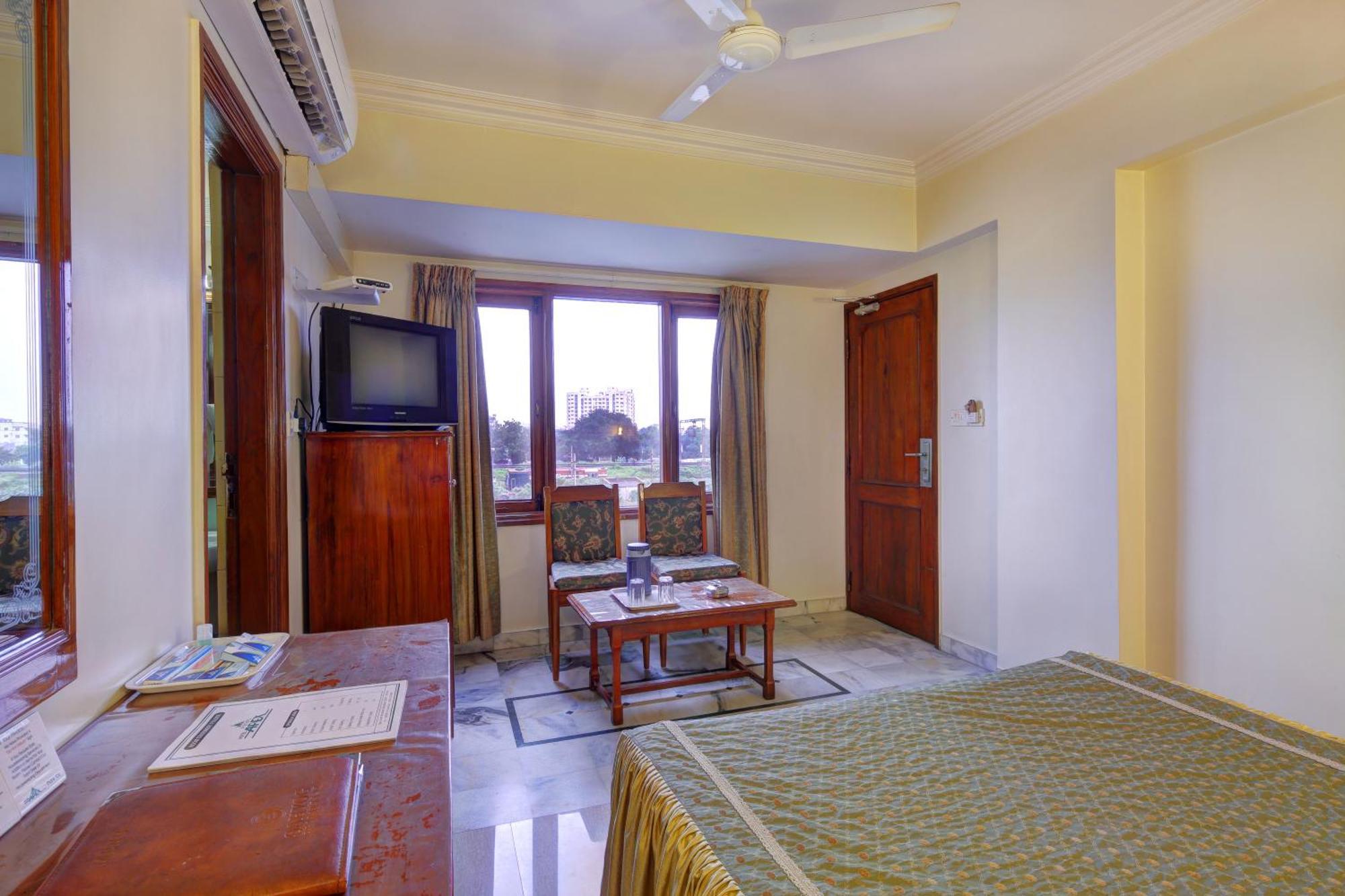 Hotel Apex Сурат Экстерьер фото