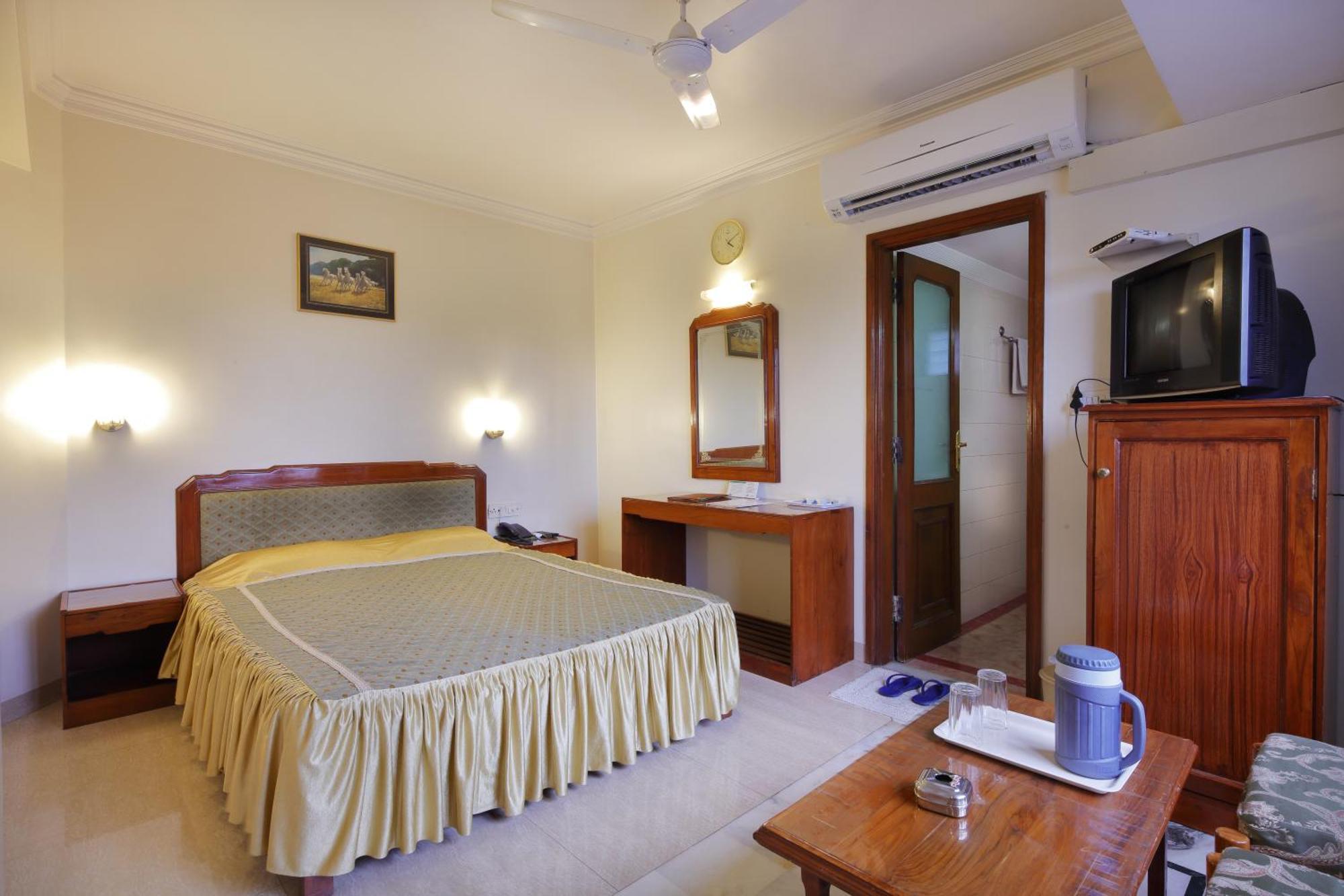 Hotel Apex Сурат Экстерьер фото