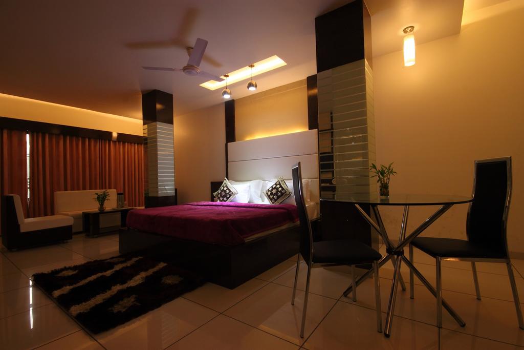 Hotel Apex Сурат Номер фото