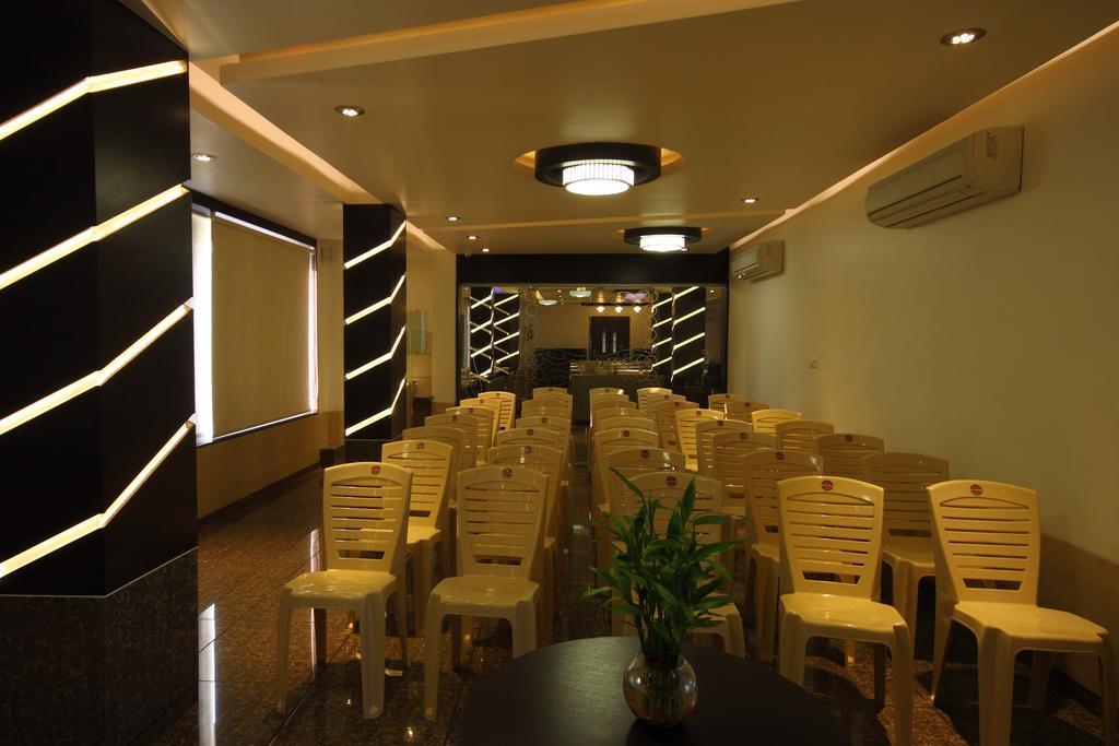 Hotel Apex Сурат Экстерьер фото